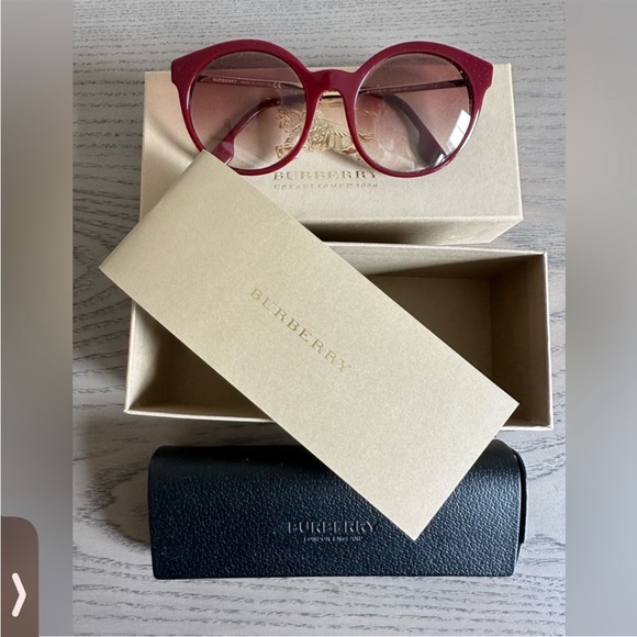 🤩NEW ITEM Burberry Sunglasses full inclusion! - Picture 11 of 11